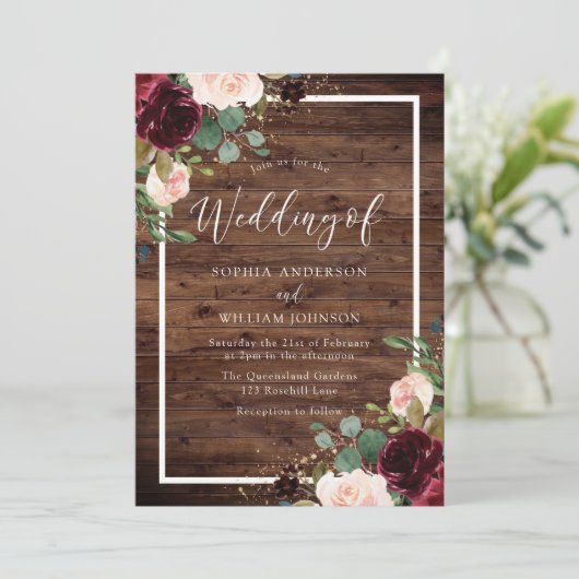 Burgundy Red & Blush Floral Rustic Wood Wedding Einladung (Stehend Vorderseite)