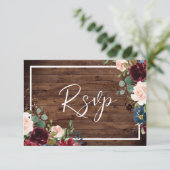 Burgundy Red & Blush Floral Rustic Wood Wedding RSVP Karte (Stehend Vorderseite)