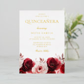 Burgundy Red Elegance Rote Rose Quinceanera Gold Folieneinladung (Stehend vorne)