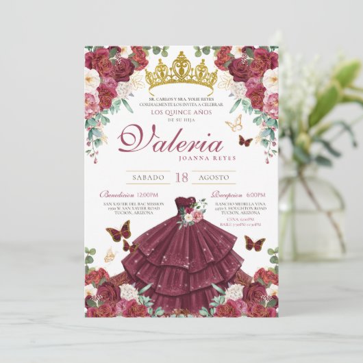 Burgundy Red Elegant Buttefly Prinzessin Quinceañe Einladung (Stehend Vorderseite)