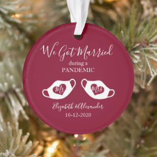 Burgundy Red Elegant Verheiratet während Pandemic Ornament