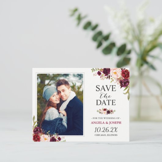 Burgundy Red Floral Chic Save the Date Foto Ankündigungspostkarte (Stehend Vorderseite)