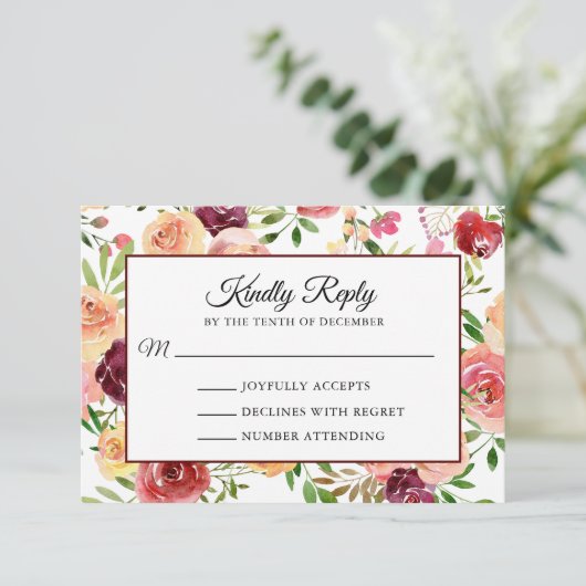 Burgundy Red Floral Elegante Wedding RSVP Card (Stehend Vorderseite)