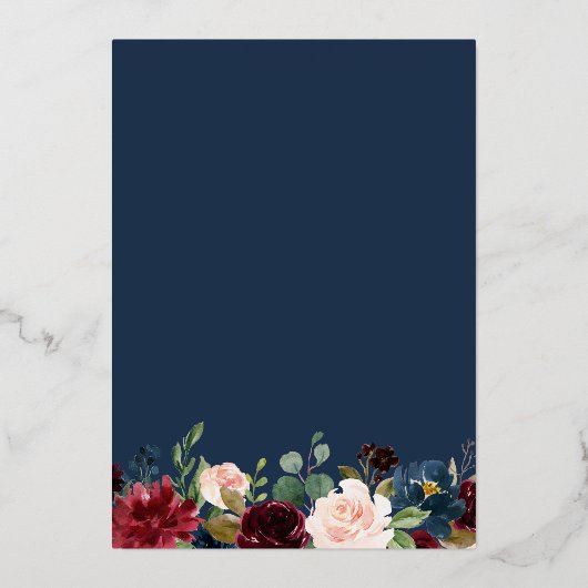 Burgundy Red Floral Navy Blue Premium Gold Hochzei Folieneinladung (Rückseite)