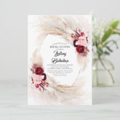 Burgundy Red Floral Pampas Grass Brautparty Einladung (Stehend Vorderseite)