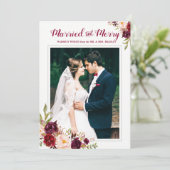 Burgundy Red Floral Verheiratet Frohe Weihnachten Einladung (Stehend Vorderseite)