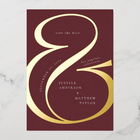 Burgundy Red Gold Amperand Typografy Rett Date Folieneinladung (Vorderseite)