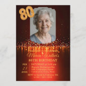 Burgundy Red & Gold Glitter Photo 80th Birthday Einladung (Vorderseite)
