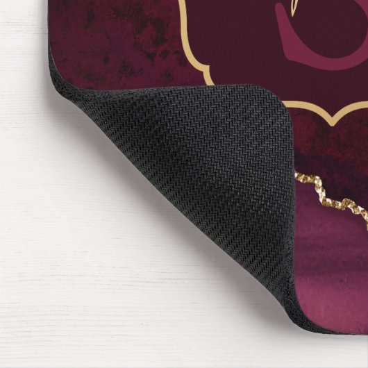 Burgundy Red & Gold Glitzer Marble Agate Monogram Mousepad (Ecke)
