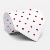 Burgundy Red Mini Polka Dot Pattern auf Weiß Krawatte (Gerollt)