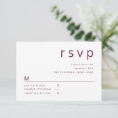 Burgundy Red Minimalistisch Typografy Wedding RSVP Karte (Stehend Vorderseite)