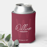 Burgundy Red Modern Script Personalisierte Trauzeu Dosenkühler<br><div class="desc">Moderne Minimalistische Personalisierte Monogram- und Namensgeschenke Dieses Design zeichnet sich durch einen personalisierten Namen in der modernen Schreibschrift-Stil und Monogramm in hellbordeauxroten modernen Sans Serif Schriftart Stil als Hintergrund aus,  mit Hochzeitsdetails in weiß modernen Sans Serif Schriftart Stil,  auf bordeauxroten Hintergrund. Auch perfekt für Trauzeuge,  Trauzeugin,  Brautmädchen und mehr.</div>