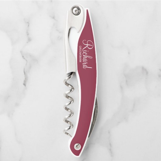 Burgundy Red Modern Script Personalisierter Trauze Kellnermesser (Vorderseite)