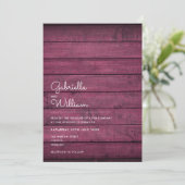 Burgundy Red Rustic Wood Wedding Einladung (Stehend Vorderseite)