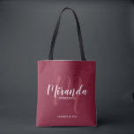 Burgundy Red Script Personalisiert Bridesmaids Tasche<br><div class="desc">Fügen Sie Ihrer Hochzeit eine persönliche Touch mit personalisierten Brautmeistern Geschenktüte hinzu. Diese Tote-Tasche ist mit dem personalisierten Namen der Brautjungfrau in der modernen Schrift-Schriftart-Stil und Monogramm in hellroten modernen Drehbuch-Schriftart-Stil als Hintergrund mit Titel und Hochzeit Datum in weiß modernen Sans Serif Schriftart Stil auf bordeauxroten Hintergrund. Auch perfekt für...</div>