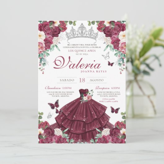 Burgundy Red & Silver Butterfly Floral Quinceañera Einladung (Stehend Vorderseite)