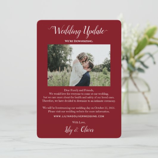 Burgundy Red Wedding Update 2 Foto Downsizing Ankündigung (Stehend Vorderseite)