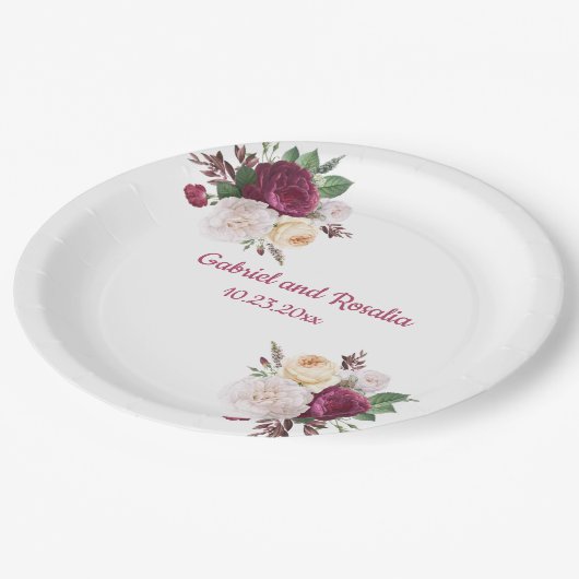 Burgundy Rose Bouquet Engagement Party Pappteller (Schrägansicht)