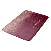 Burgundy Rose Gold Blush Pink Glitzer Monogram Badematte (Schrägansicht)