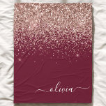 Burgundy Rose Gold Blush Pink Glitzer Monogram Fleecedecke<br><div class="desc">Rose Gold - Rosa und Burgundy Sparkle Glitzer Script Monogram Name und Initial Fleece Blanket. Das macht den perfekten 16 Geburtstag,  Hochzeit,  Brautparty,  Jubiläum,  Babydusche oder Junggeselinnen-Abschied Geschenk für jemanden,  der Lieben glamourösen Luxus und schicke Stile.</div>