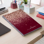 Burgundy Rose Gold Blush Pink Glitzer Monogram Notizblock<br><div class="desc">Burgundy und Rose Gold - Blush Pink Sparkle Glitzer Script Monogram Name Spiral Notebook Planner. Das macht den perfekten 16 Geburtstag,  Hochzeit,  Brautparty,  Jubiläum,  Babydusche oder Junggeselinnen-Abschied Geschenk für jemanden,  der Lieben glamourösen Luxus und schicke Stile.</div>