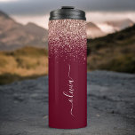 Burgundy Rose Gold Blush Pink Glitzer Monogram Thermosbecher<br><div class="desc">Rose Gold - Rosa und Burgund Sparkle Glitzer gebürstetes Metall Monogram Name Trink Tumbler. Das macht den perfekten 16 Geburtstag,  Hochzeit,  Brautparty,  Jubiläum,  Babydusche oder Junggeselinnen-Abschied Geschenk für jemanden,  der Lieben glamourösen Luxus und schicke Stile.</div>