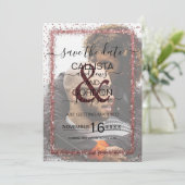 Burgundy Rose Gold Confetti Foto Wedding Save The Date (Stehend Vorderseite)