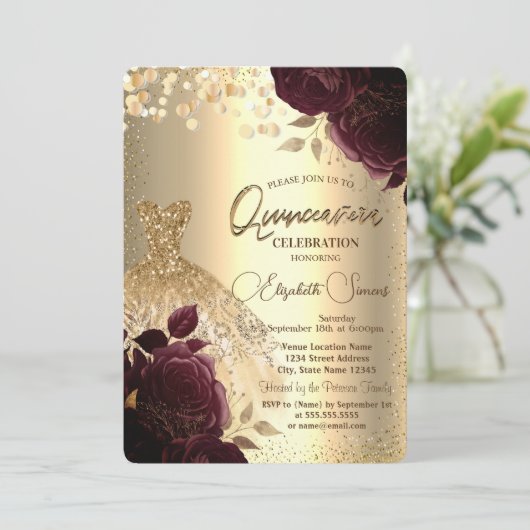 Burgundy Rose Quinceañera Einladung (Stehend Vorderseite)