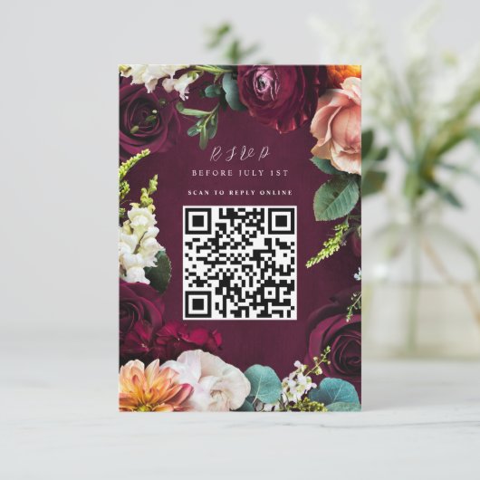 Burgundy Rose Ranunculus Wedding QR Code RSVP Karte (Stehend Vorderseite)