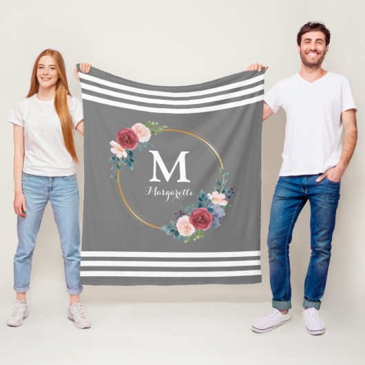 Burgundy Rose Wreath Custom Monogram & Name Fleecedecke (Beispiel)