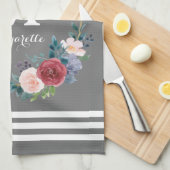 Burgundy Rose Wreath Custom Monogram & Name Geschirrtuch (Viertel Falte)