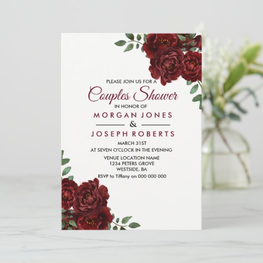 Burgundy Rote Rose Blumenzwiebeldusche Einladung (Stehend Vorderseite)