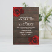Burgundy Rote Rose Rustic Wood Wedding Einladung (Stehend Vorderseite)