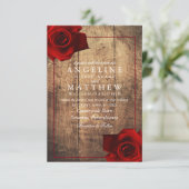 Burgundy Rote Rose Rustic Wood Wedding Einladung (Stehend Vorderseite)