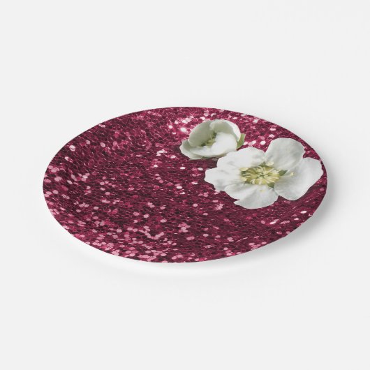 Burgundy Ruby Floral White Jasmine Glitzer Pappteller (Schrägansicht)