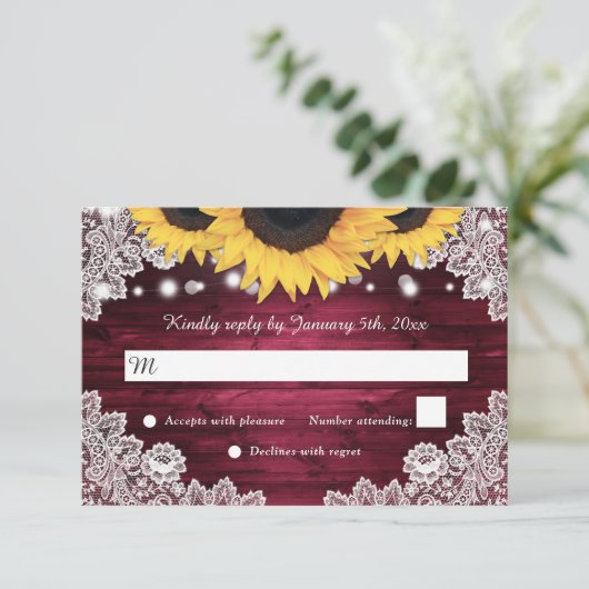 Burgundy Rustic Wood Lace Sunflower Wedding RSVP Karte (Stehend Vorderseite)