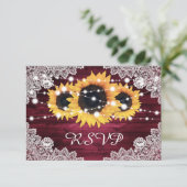 Burgundy Rustic Wood Lace Sunflower Wedding RSVP Karte (Stehend Vorderseite)