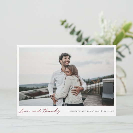 Burgundy Script Foto Liebe und Danke Wedding (Stehend Vorderseite)