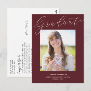 Burgundy Script Graduate 1-Foto Abschluss Postkarte