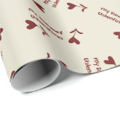Burgundy Script Hearts on Cream– Valentine Pattern Geschenkpapier (Rolleneckpunkt)