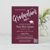 Burgundy Script QR Code Foto Graduation Party Einladung (Stehend Vorderseite)