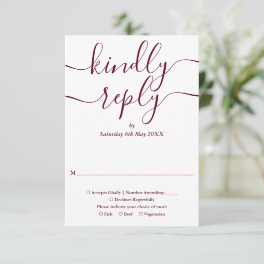 Burgundy Script String Lights Hochzeit RSVP Karte (Stehend Vorderseite)
