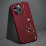 Burgundy Shimmer Eleganter Calligrafy Script Name Case-Mate iPhone 14 Hülle<br><div class="desc">Burgundy Red Shimmer White Elegant Calligrafy Script Custom Personalisiert Name iPhone 14 Smart Phone Cases bietet ein modernes und trendiges,  einfaches und stilvolles Design mit Ihrem personalisierten Namen in elegantem handgeschriebenen Kalligraphieskripttypografie auf einem metallisch bordeauxrot Shimmer Hintergrund. Entworfen von ©Evco Studio www.zazzle.com/store/evcostudio</div>