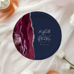 Burgundy Silver Agate Navy Blue Wedding Pappteller<br><div class="desc">Diese eleganten,  modernen Hochzeitsfeier-Teller zeichnen sich durch ein bordeauxfarbenes Aquarelldesign aus,  das mit Imitaten aus silberem Glitzer besticht. Einfach den silbergrauen Text auf marineblau-blauem Hintergrund anpassen,  mit den Namen der Braut und des Bräutigams in handgeschriebener Kalligraphie über einen großen Ampersand.</div>