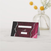 Burgundy Silver Agate Script Wedding Table Platzkarte (Vorderseite)