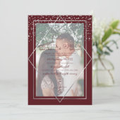 Burgundy Silver Confetti Geo Border Foto Wedding Einladung (Stehend Vorderseite)