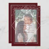 Burgundy Silver Confetti Geo Border Foto Wedding Einladung (Vorne/Hinten)