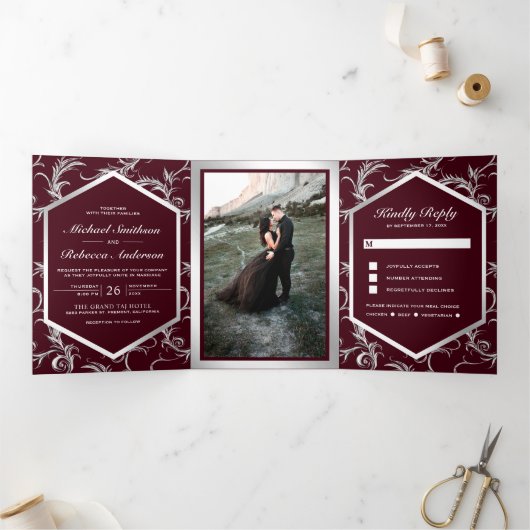 Burgundy Silver Flourish Swirl Wedding Photo Dreifach Gefaltete Einladung (Innenseite)