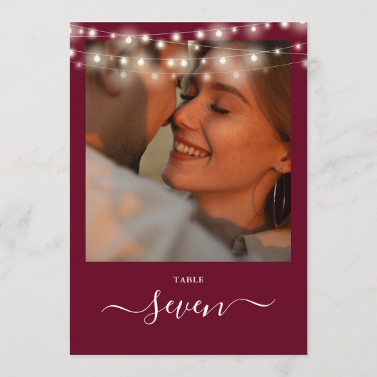 Burgundy String Lights Foto Tischnummer (Rückseite)