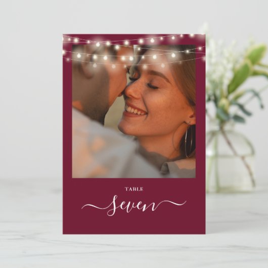 Burgundy String Lights Foto Tischnummer (Stehend Vorderseite)